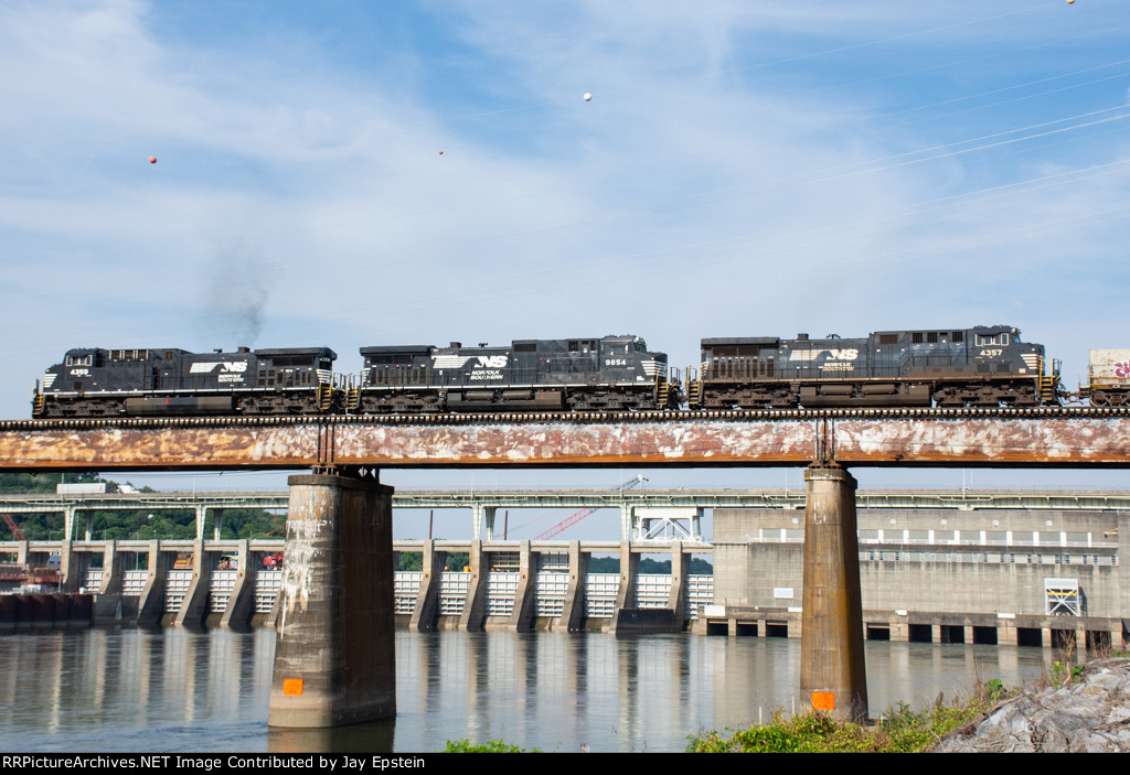 Three GE's lead a manifest across the Tennbridge